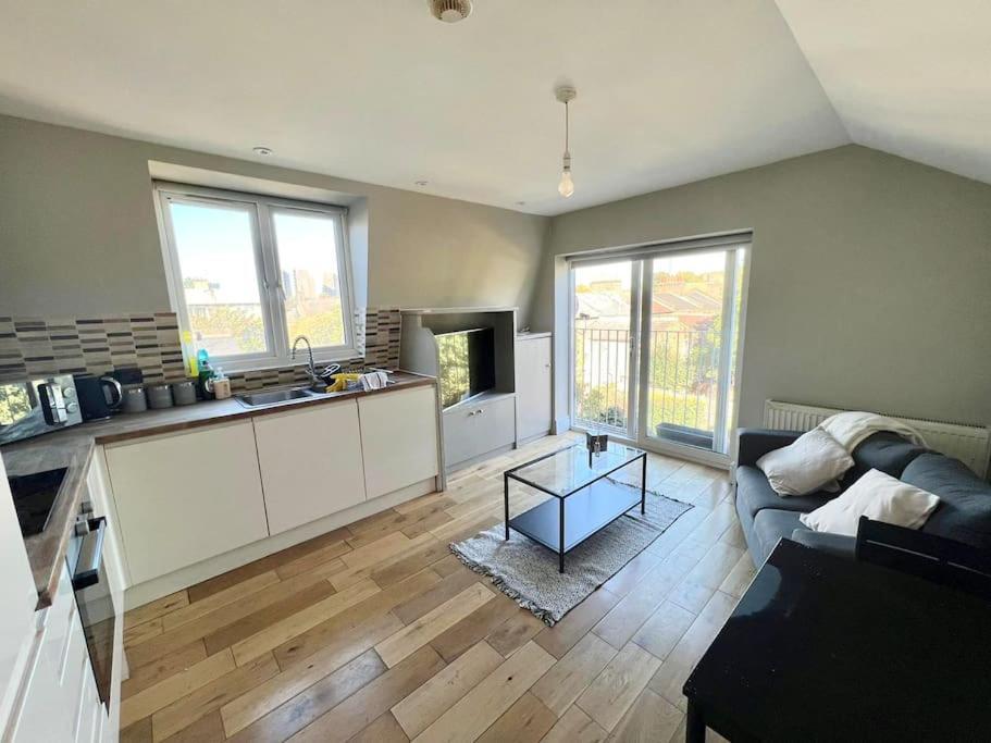 Lovely Two Bed Flat London Exterior photo