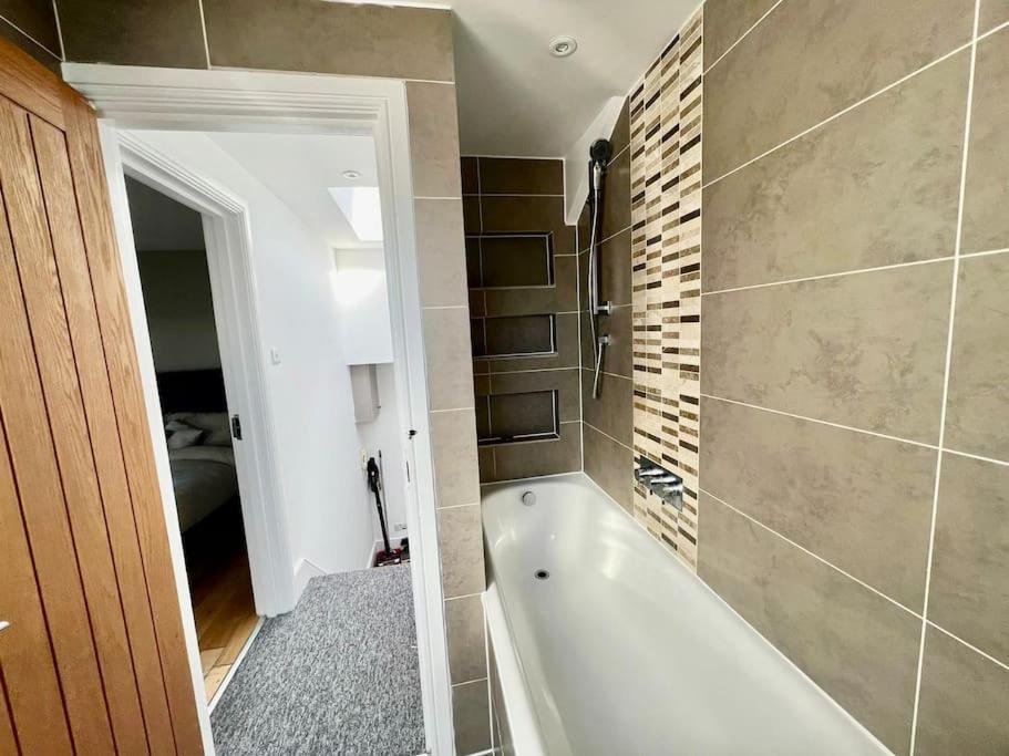Lovely Two Bed Flat London Exterior photo