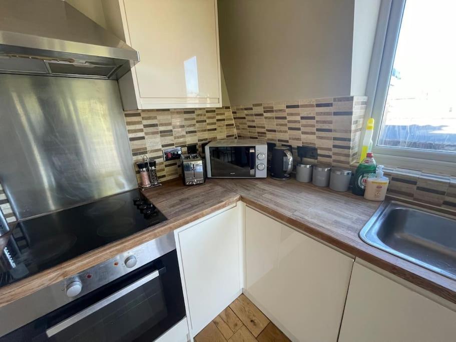 Lovely Two Bed Flat London Exterior photo